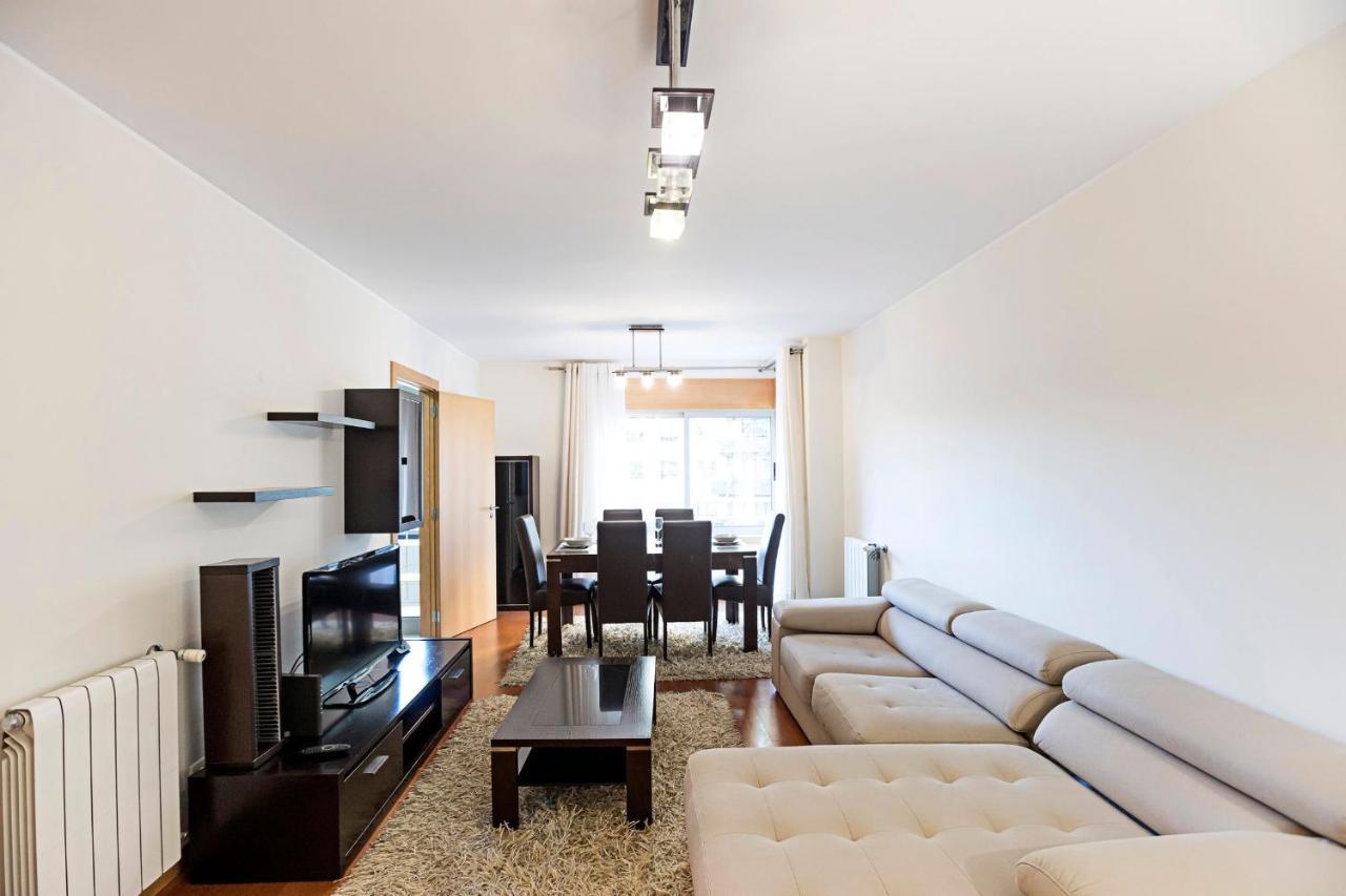 2Br Flat By Metro W/ Free Parking By Lovelystay บีลาโนวาเดกายา ภายนอก รูปภาพ