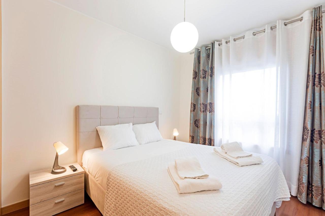 2Br Flat By Metro W/ Free Parking By Lovelystay บีลาโนวาเดกายา ภายนอก รูปภาพ