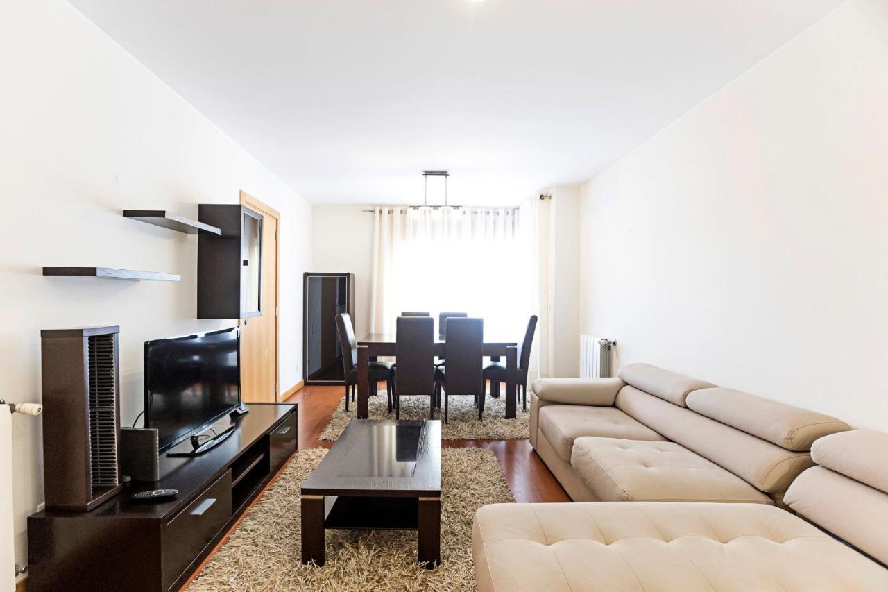 2Br Flat By Metro W/ Free Parking By Lovelystay บีลาโนวาเดกายา ภายนอก รูปภาพ