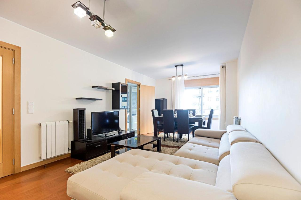 2Br Flat By Metro W/ Free Parking By Lovelystay บีลาโนวาเดกายา ภายนอก รูปภาพ