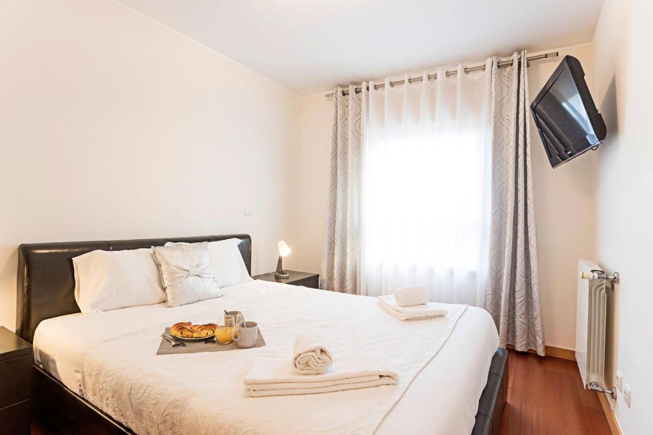 2Br Flat By Metro W/ Free Parking By Lovelystay บีลาโนวาเดกายา ภายนอก รูปภาพ