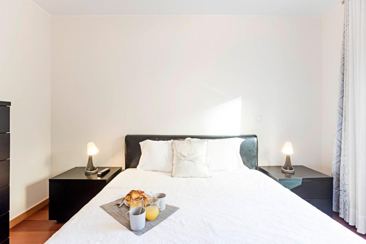 2Br Flat By Metro W/ Free Parking By Lovelystay บีลาโนวาเดกายา ภายนอก รูปภาพ