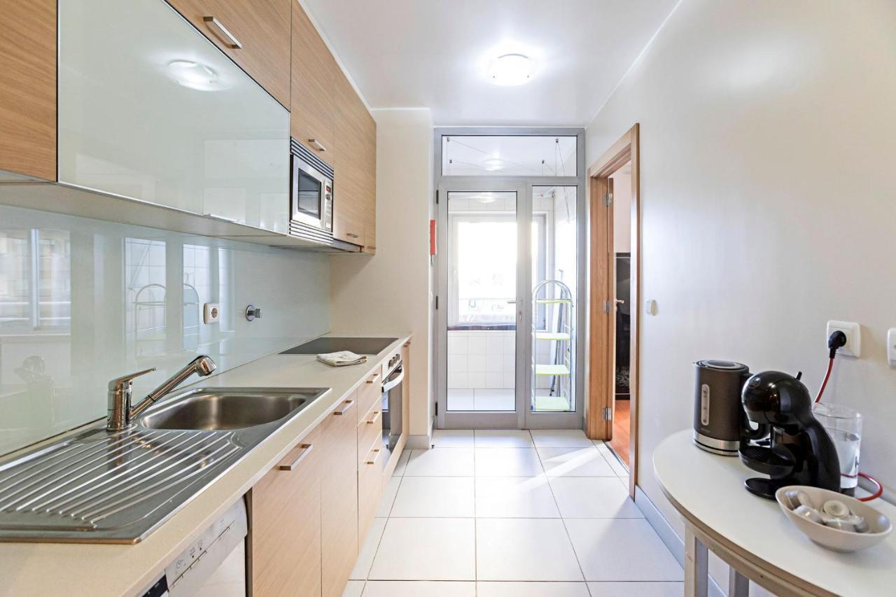 2Br Flat By Metro W/ Free Parking By Lovelystay บีลาโนวาเดกายา ภายนอก รูปภาพ