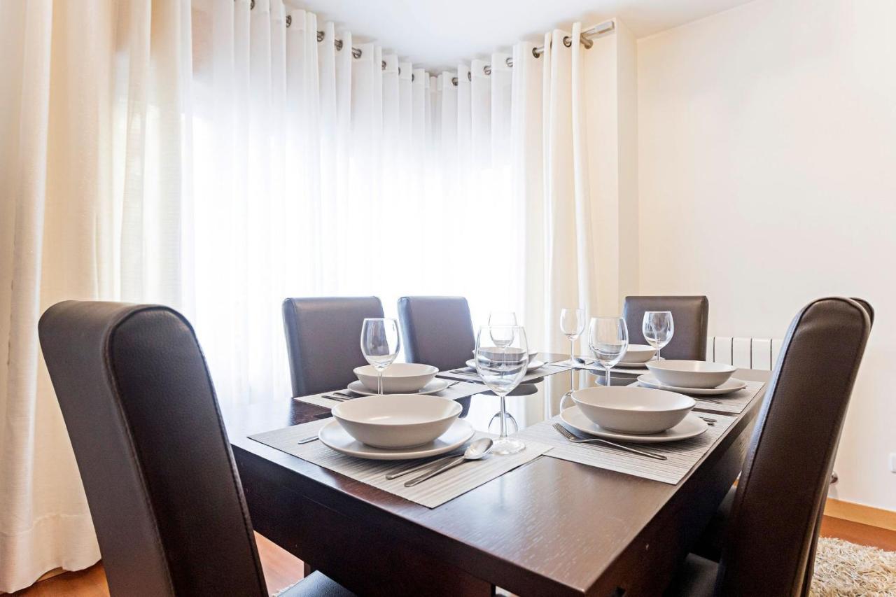 2Br Flat By Metro W/ Free Parking By Lovelystay บีลาโนวาเดกายา ภายนอก รูปภาพ