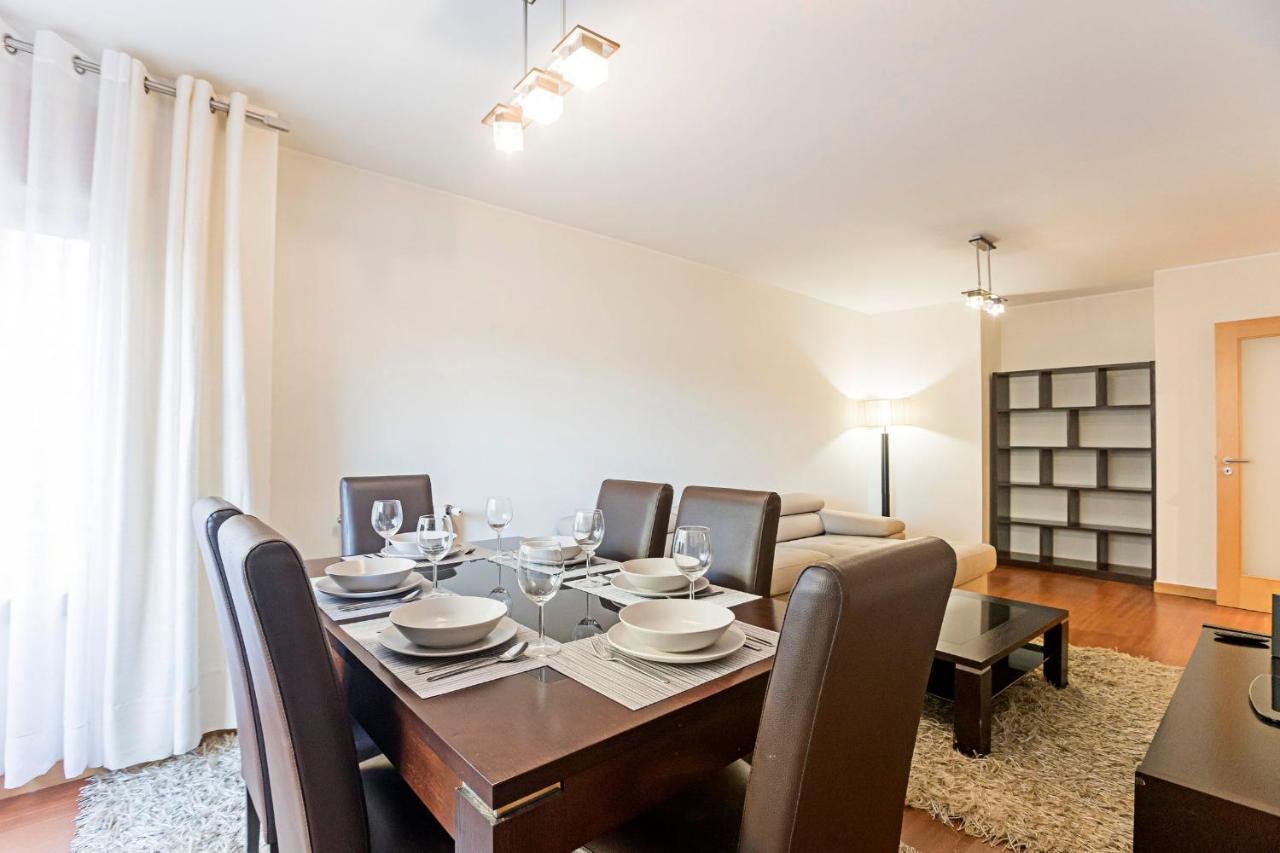 2Br Flat By Metro W/ Free Parking By Lovelystay บีลาโนวาเดกายา ภายนอก รูปภาพ
