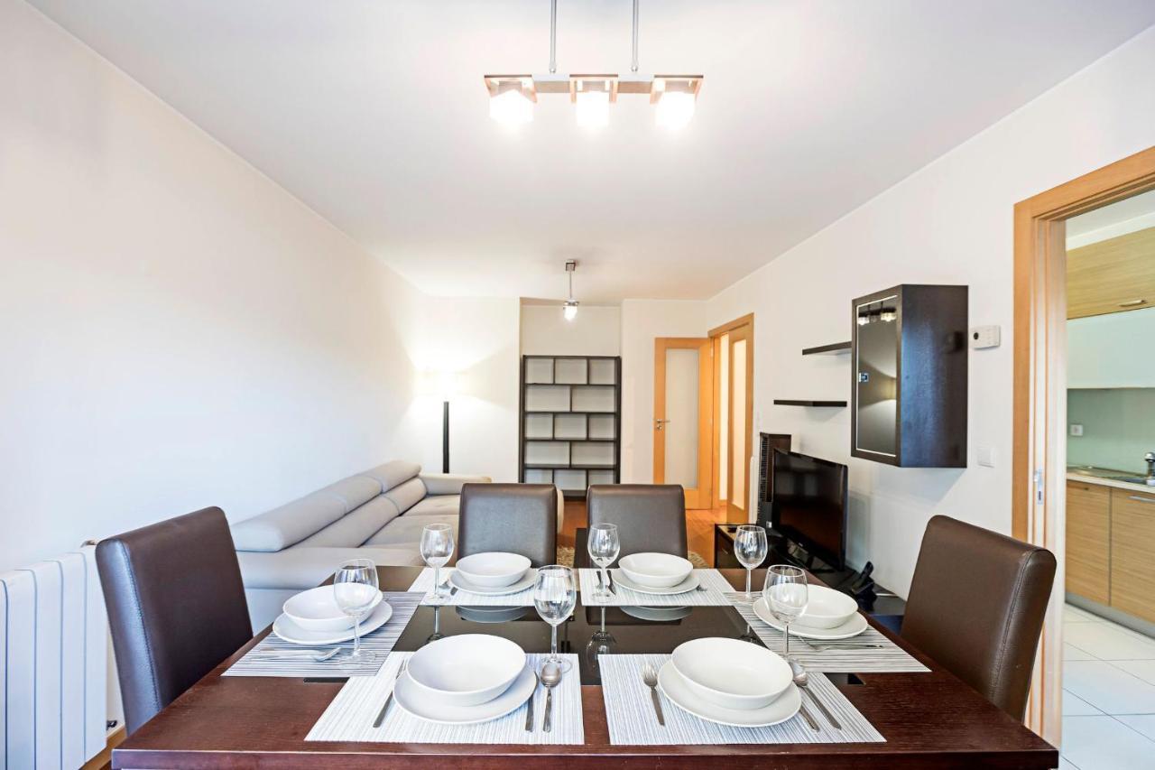 2Br Flat By Metro W/ Free Parking By Lovelystay บีลาโนวาเดกายา ภายนอก รูปภาพ
